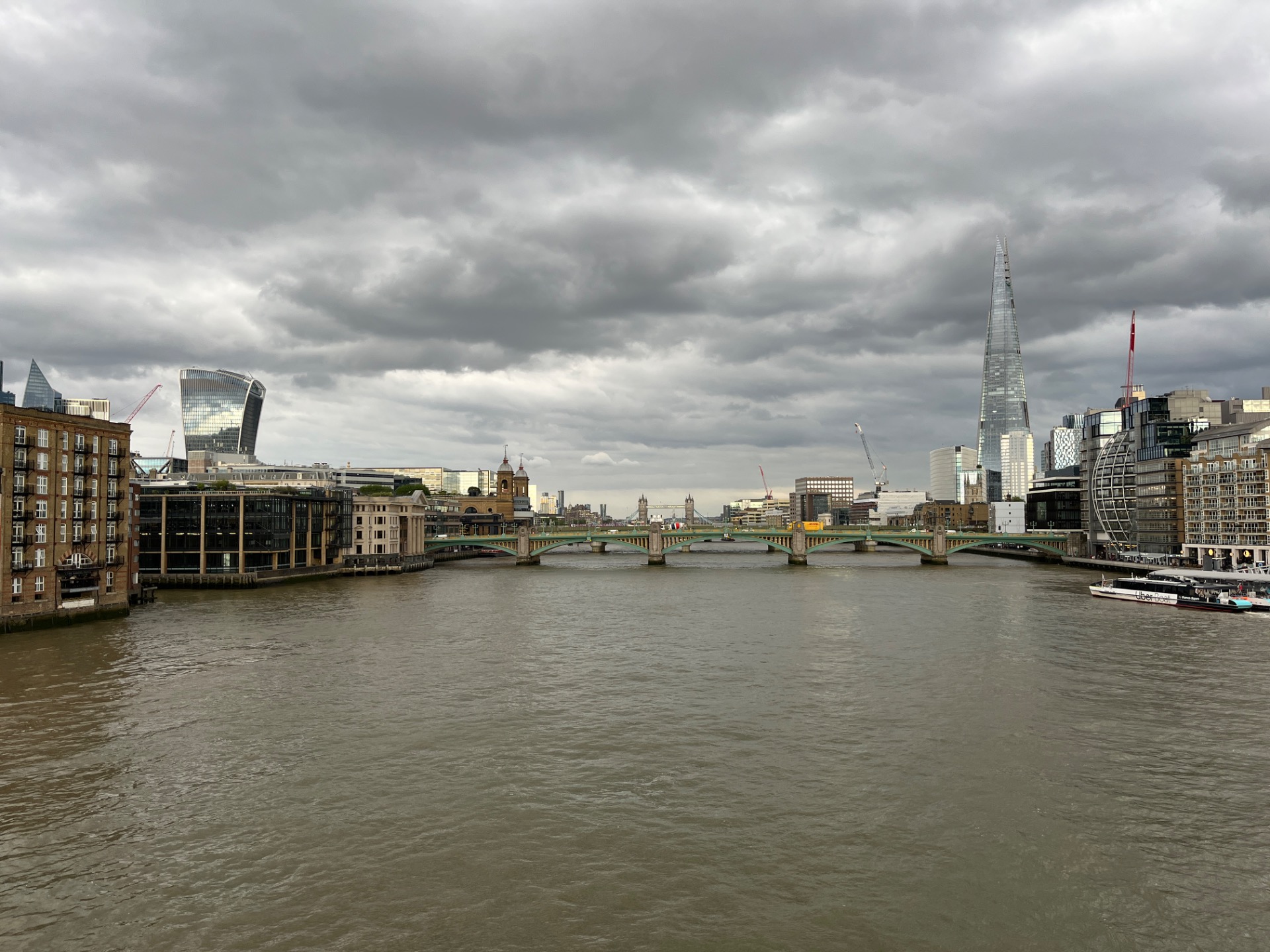 Southwark Bridge 2026, London Bridge og Tower Bridge i baggrunden. Højvande.