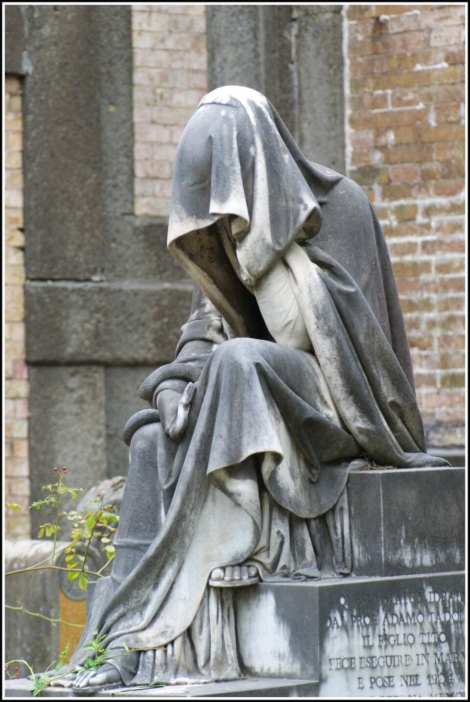 Bestemt ikke Lizzies hætte, men der er ingen tvivl om hvad Dickens har haft i tankerne. Skulptur fra kirkegården Campo Verano i Rom. Kunstner ukendt. Foto: Hans Dinkelberg via Wikimedia Commons.