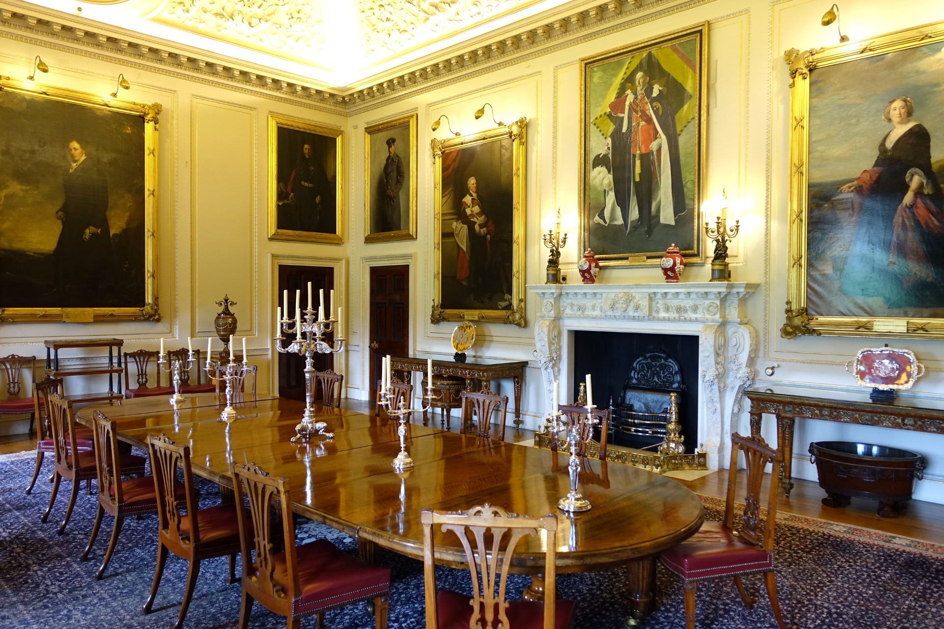 Victoriansk spisestuebord, Harewood House, Yorkshire. Her er der kun seks plader i den lokale Twemlow. Tak som sædvanlig til Wikimedia Commons.